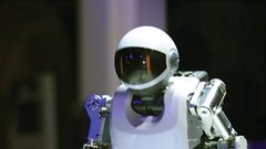 Vsako leto poteka več robotskih tekmovanj - taka, ki se odvijajo v računalniku, in povsem fizična, kot so nogometna tekmovanja, v katerih se združijo robotske motorične sposobnosti, njihova sposobnost strategije in taktiziranja ter kombiniranja akterjev, ki morajo nastopati kot celota. Cilj Robocupa, enega najbolj razvpitih robotskih tekmovanj, je do leta 2050 z ekipo humanoidnih robotov premagati ekipo svetovnih nogometnih prvakov. In čeprav se morda zdi drugače, Gams pravi, da »so ta tekmovanja koristna, saj gre za raziskave strategij sodelovanja, uporabe znanja in izkušenj ter gibanja v realnem prostoru«.