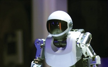 Vsako leto poteka več robotskih tekmovanj - taka, ki se odvijajo v računalniku, in povsem fizična, kot so nogometna tekmovanja, v katerih se združijo robotske motorične sposobnosti, njihova sposobnost strategije in taktiziranja ter kombiniranja akterjev, ki morajo nastopati kot celota. Cilj Robocupa, enega najbolj razvpitih robotskih tekmovanj, je do leta 2050 z ekipo humanoidnih robotov premagati ekipo svetovnih nogometnih prvakov. In čeprav se morda zdi drugače, Gams pravi, da »so ta tekmovanja koristna, saj gre za raziskave strategij sodelovanja, uporabe znanja in izkušenj ter gibanja v realnem prostoru«.