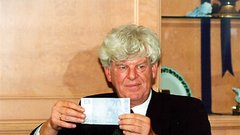 »Splošno naj bankirji ne bi izražali svojih čustev ali sanjali. Predvsem naj bi razmišljali in govorili o številkah. Oprostite mi, če danes naredim izjemo, kajti to je zgodovinski trenutek,« je z nekaj treme v glasu spregovoril običajno hladen, resen in v izjavah bankirsko skop Williem F. Duisenberg. Bilo je v Frankfurtu 30. avgusta letos.