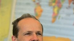 Tadej Pogačar, umetnik, direktor virtualnega P.A.R.A.S.I.T.E. Muzeja sodobne umetnosti: »Izločeni kulturni sistemi na robu družbe morajo za svoje preživetje iznajti posebne strategije, so živi laboratorij novih oblik socialne evolucije.«

Kongres seksualnih delavcev na Beneškem bienalu so organizirali zato, da bi eni najbolj deprivilegiranih skupin omogočili vstop v sam center kulturnega dogajanja. P.A.R.A.S.I.T.E. Muzej je v tem kontekstu mišljen v dvojni vlogi gostitelja in parazita. Na nivoju gostitelja voljno ponudi svoje institucionalno telo v uporabo telesu prostitucije in ga kot parazitski virus infiltrira v prestižno ustanovo umetniškega bienala. Sočasno se kot parazit potopi v telo svojega raziskovalnega objekta, prevzame njegov glas in zastopa njegove pravice. Pri projektu ne gre za socialni komentar ali umetniški akt s simbolnim sporočilom, temveč za kompleksno akcijo mrežnega povezovanja in neposredne komunikacije. Zahteve udeležencev o prepoznanju prostitucije kot navadne servisne dejavnosti v polju neformalnih ekonomij so jasno sporočilo, ki usmerja akcijo k aktiviranju globalne urbane mašinerije.