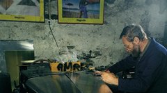 Alan Dunn namešča aluminijast pokrov na motor Frazer Nasha letnik 1932 (v ozadju plakat »Slovenija, moja dežela«).