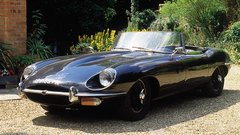 Jaguar E-type roadster letnik 1968 služi Davidu za vsakdanjo rabo.