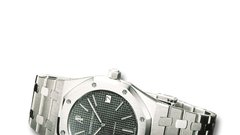 Audemars piguet royal oak, kaliber 2121. Na sliki je jubilejni model, za katerega je treba odriniti približno 15.000 švicarskih frankov. Nezamenljiv videz mu dajejo osemkotna luneta z osmimi šestkotnimi vijaki in nič manj kot 250 prelomov robov. Preden iz bloka jekla nastane surovo ohišje royal oaka, je potrebnih dvajset proizvodnih korakov, ki jim sledi triindvajset operacij površinske obdelave. Vse jih opravijo ročno, na enak način je sestavljen tudi dragoceni urni mehanizem.