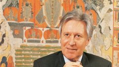 Gerald Genta že od leta 1969 izdeluje ure pod svojim imenom, vsaj toliko kot z njimi pa je zaslovel z oblikovanjem royal oaka in nautilusa. Njegov priljubljeni motiv je mehko zaobljen, kakor mu sam pravi »anatomski« osemkotnik, ki so ga že 2000 let pred Kristusom častili matematično navdahnjeni Babilonci. Tudi očala v rokah gospoda Gente nosijo njegov oblikovalski podpis.