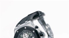 Leta 1993 so ljubitelje možatih ur razveselili z modelom royal oak offshore. Za njegovih 230 gramov mase, 42,3 mm premera in 14,3 mm debeline je že treba imeti mišice. Nič čudnega, da se je nad njim navdušil sam Arnold Schwarzenegger. Na sliki je izvedba letnika 2001 z luneto, prevlečeno s kavčukom. Ko boste naslednjič menjali avtomobilske gume, ne stokajte nad cenami – offshore z mnogo manj gume stane 20.000 švicarskih frankov.