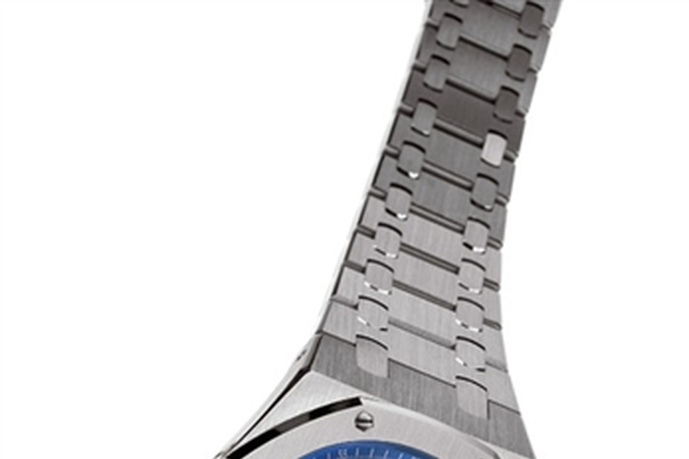 Audemars piguet royal oak, kronograf z večnim koledarjem. Njegov mehanizem med drugim ve, da ima februar ob prestopnih letih 29 dni, sicer pa 28. Cena presega 100.000 frankov.