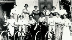 Udeleženke prve ženske kolesarske dirke, 1913