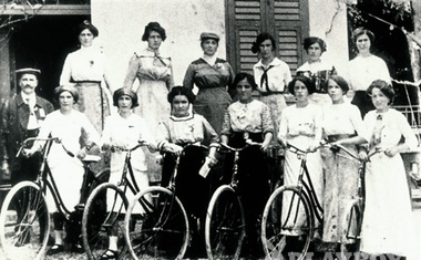 Udeleženke prve ženske kolesarske dirke, 1913