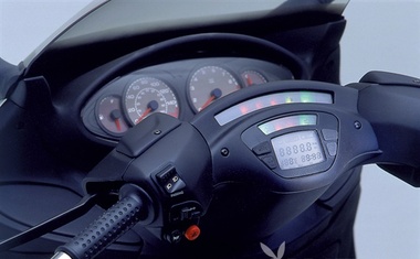 Piaggio X9 500: Armaturna plošča je kot pri avtomobilih opremljena s potovalnim računalnikom.