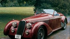 1931 - alfa romeo - Od 30. let so zmagovite dirkalne avtomobile alfa romeo, maseratije in ferrarije prilagodili za vožnjo po cestah, na Otoku so izdelovali imenitne bentlyje, Hitlerjevim avtocestam je bil namenjen aerodinamični adler, med prestižnimi ameriškimi avtomobili pa so v tem času posebej sloveli cadillaci in duesenbergi.