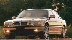 1991 - bmw serija 7 - Ko se je v devetdesetih trg zasitil, so začeli proizvajalci in njihove trgovske mreže sistematično iskati še zadnje preostale tržne niše. Vrnila so se zlata sedemdeseta in v množici avtomobilov za vsak žep so se zopet znašli izdelki za najzahtevnejše kupce. Številčno omejena, a vse prej kot zanemarljiva plast kupcev prestižnih avtomobilov se je še očitneje kot poprej razdelila v kupce luksuznih limuzin, športnih avtomobilov ter terenskih in drugih posebnih vozil.