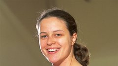 Martina Tomšič, državna prvakinja v boksu - »Tehnično sta obe dobro podkovani, le da je Laila Ali bolj prefinjena, medtem ko se Frazierjeva bolj zanaša na moč. V tem sta podobni svojima očetoma, zanimivo pa je, da sta za osebno promocijo uporabili ravno nasproten pristop – Frazierjeva je namreč v besednih dvobojih agresivnejša. Več možnosti pripisujem Laili, predvsem zaradi tehnične preudarnosti.« // Foto: Borut Krajnc