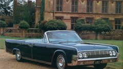 1961 -  lincoln - V 60. letih je mogoče iskati prestižne avtomobile – kakršen je lincoln na fotografiji – predvsem v ZDA. V vojni prizadeta Evropa pa se je v tem času prevažala z rolerji in manjšimi avtomobili. Tako je 60. leta posebej označil mini-minor, v katerega kljub majhnosti niso pomišljali sesti niti ljudje, ki bi si s svojo finančno močjo lahko izbrali kakršenkoli avtomobil.