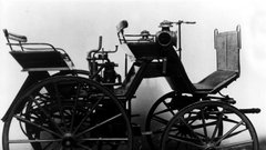 1886 - daimler	 - Petnajst let pred rojstvom prvega pravega avtomobila (Mercedes, 1901, – glej na prejšnji strani) so na cestah kraljevale »prestižne« motorizirane kočije.