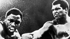 V “grozljivki iz Manile” (1975) je Mohamed Ali drugič premagal Joa Frazierja in ohranil naslov svetovnega prvaka. // foto: arhiv Delo