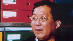Ken Yeang, Hamzah & Yeang, Kuala Lumpur, Malezija - Skozi zgodovino so visoke zgradbe simbolizirale religiozno ali imperialno moč. Danes še vedno izražajo fizično prevlado v prostoru, toda namesto religioznega ali imperialnega izraza so raje komercialna dobrina. Visokogradnje bi lahko primerjali z boeingom 747. Tako kot letalo je tudi nebotičnik postal internacionalen kos tehnologije, ki ga ima vsaka nacionalna ekonomija. Tudi najrevnejše dežele na svetu imajo svoje flote boeingov 747 in veliko število nebotičnikov v urbanih območjih. Toda postavlja se vprašanje:  Kako udomačiti in uporabiti internacionalno mašinerijo tako, da ustreza geografskemu kontekstu?