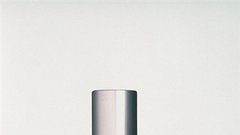 Odeur 71, Comme des Garćons Parfum, foto: Albert Giordan - Ko ga vdihneš, si sposoben prepoznati eno izmed substanc, ki zaradi ostrosti rahlo zadene sluznico.  In čeprav je substanca rezka, postopek ponoviš: dobesedno zaznaš, da je parfum vstopil v tvoje telo. Izdelane vonjave se nanašajo na vonj prahu na razgreti žarnici, topel kopirni toner, vročo kovino, toaster, sveže ulit aluminij, črnilo v peresu, opilke ošiljenega svinčnika, slan okus baterije, ter na vonj vrbe, bresta, breze, lovorjevih listov in bambusa, belega popra, dodatek hiacinte, sok zelene solate.