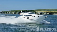 Britanski Fairline predstavlja osveženi squadron 55, ki kraljuje pri dolžini 16,9 metra z zanimivo oblikovanimi panoramskimi steklenimi površinami, zajetno mero luksuza in zanimivimi prostorskimi rešitvami. www.fairline-yachts.com