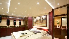 Fashion Yachts za letošnjo sezono predstavlja fashion 85 s črno obarvanim trupom, bronasto palubno nadgradnjo, štirimi spalnicami in dvema dizelskima strojema MTU s po 1120 kW (1500 'konjev'), ki poženeta 24-metrsko lepotico do hitrosti 70 km/h (38 vozlov). www.fachionyachtsgroup.it