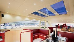 Fashion Yachts za letošnjo sezono predstavlja fashion 85 s črno obarvanim trupom, bronasto palubno nadgradnjo, štirimi spalnicami in dvema dizelskima strojema MTU s po 1120 kW (1500 'konjev'), ki poženeta 24-metrsko lepotico do hitrosti 70 km/h (38 vozlov). www.fachionyachtsgroup.it