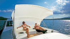 Letošnja osvežitev v ponudbi adrenalinsko-bahaškega Pershinga sta prestižni jahti s hard topom in oznakama 64 in 80. Obe imata površinski pogon in dosegata izjemno visoke hitrosti. www.pershing-yacht.com