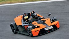 Porsche je letel po stezi, toda našima lepoticama je bila bolj všeč vožnja v odprtem KTM-u. No, vožnja z obema jima je krepko pognala adrenalin ...