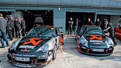 Naši zajčici Špela in Katja sta najprej sedli v KTM-a, kmalu zatem pa še v 605-’konjskega’ porscheja 911 GT2, ki je prirejen za klubska tekmovanja.