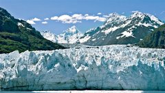 V zalivu Glacier Bay na Aljaski je mogoče natančno spremljati rast oziroma umikanje ledenikov od tako imenovane male ledene dobe, ki je vladala v Evropi od sredine 16. do sredine 19. stoletja. Ledeniki so se v Glacier Bayu najobsežneje topili med letoma 1794 in 1907, kar očitno ne more biti v nikakršni zvezi s človeškimi izpusti toplogrednih plinov.