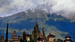 Sveti vulkan Agung in tempelj Besakih