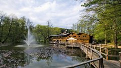 Jezerce, po katerem so pred prvo vojno vozili čolni, in glavna jedilnica (desno), v kateri so stene polne poslikanih platen in sočnih fotografij. 