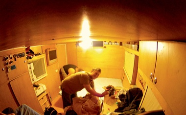 Notranjost ekspedicijskega bivalnika ima dve postelji, kuhinjo, stranišče, tuš kabino in LCD-televizor.