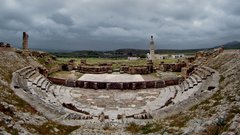 Ponekod zelo lepo ohranjeni ostanki pričajo o nekdanji prevladi rimskega imperija. V ozadju pa minaret.