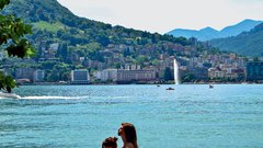 Italijanske Švicarke razkazujejo telesca na jezeru v Luganu.