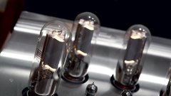 Cevi (žargonsko lampe) v ojačevalcih gredo pri Unisonu skozi izjemno rigorozno sito – zgodilo se je že tudi, da so zavrnili celo dve tretjini najdražjega modela 845.