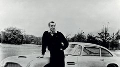 Sean Connery v Goldfingerju s srebrnim DB5