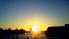 Jutro nad Tower Bridgeem