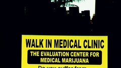 Ulični oglas za lokalno 'Walk In Medical clinic' s svetovno znane Venice Beach Board Walk v Kaliforniji marca 2011