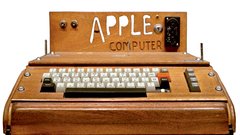 Woz in Jobs: Ohišje prvega prototipa računalnika Apple še leseno.