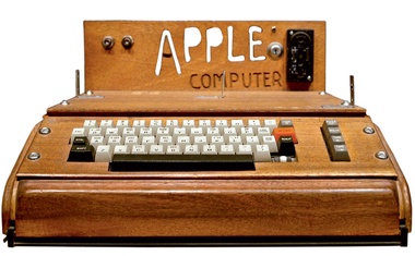Woz in Jobs: Ohišje prvega prototipa računalnika Apple še leseno.