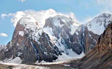 Kirgizija: Vrhovi Pik bjelija – levi, glavni ­(najvišji) in desni. Do letošnjega avgusta vsi še brez človeškega obiska.