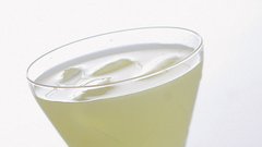 Sladkor zmešajte z absintom in dodajte nekaj kock ledu. Na zdravje!