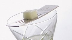 Prek sladkorja nalijte absint (od 0,2 do 0,3 decilitra), da sladkor nekaj absinta vpije, preostalo pa steče v kozarec.