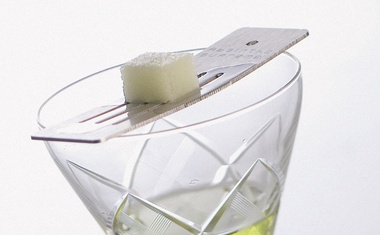 Prek sladkorja nalijte absint (od 0,2 do 0,3 decilitra), da sladkor nekaj absinta vpije, preostalo pa steče v kozarec.
