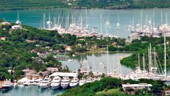 Pogled na Nelson's Dockyard z razgledne točke Shirley Heights. Vila Erica Claptona se skriva nad zalivom.