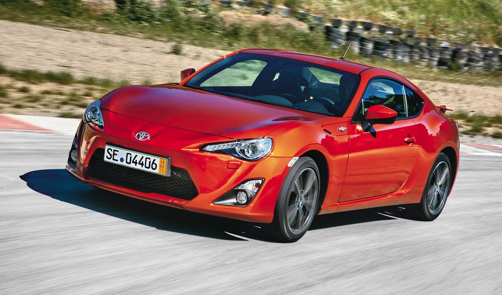 Kupci so se pritoževali, da ni dovolj moči. Toda bistvo GT86 ni moč – temveč ravnotežje, občutek in popolna komunikacija …