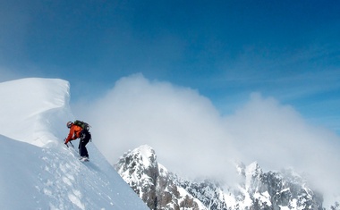 Grega Ažman tik pod še deviškim vrhom Freeapproved po 1100 metrih preplezane stene.