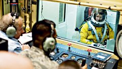 Felix Baumgartner med opravljanjem enega izmed 
mnogih testov v kompresijski komori.