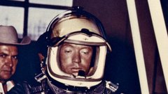 Joe Kittinger med pripravami na svoj rekordni skok.