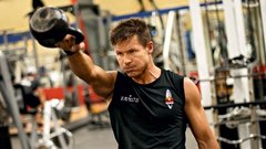 Trening z utežmi med pripravami na zadnji polet 
v Roswellu v Novi Mehiki.