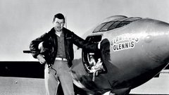 Raketno letalo bell X-1 in prvi supersonični človek Chuck Yeager.